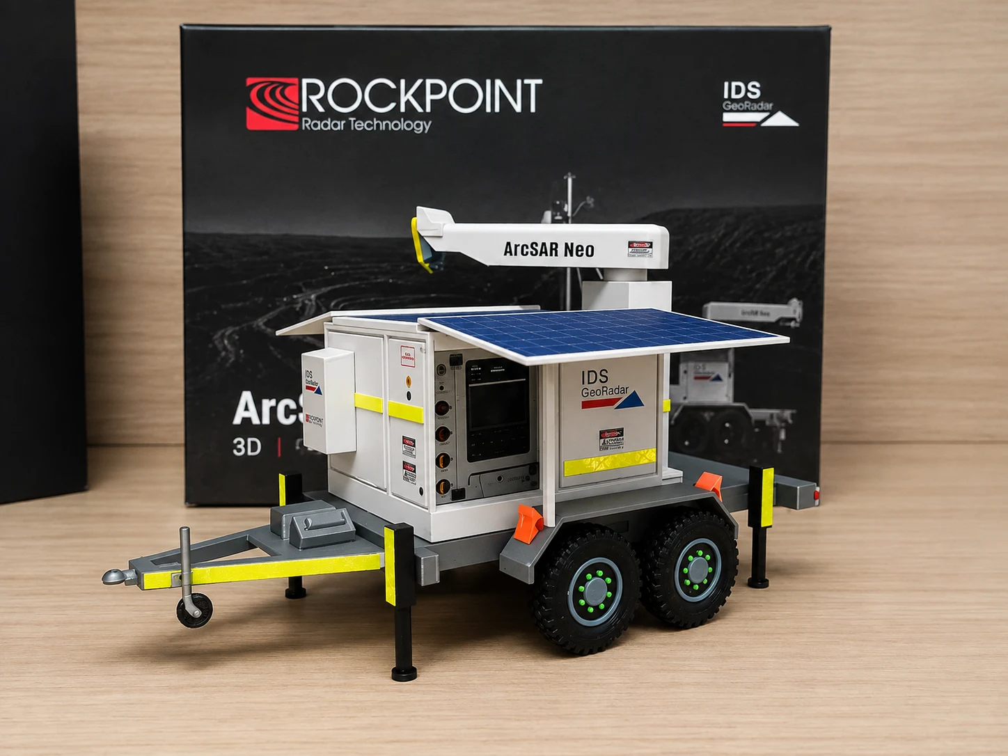 Maqueta ArcSAR Neo junto a su caja Rockpoint