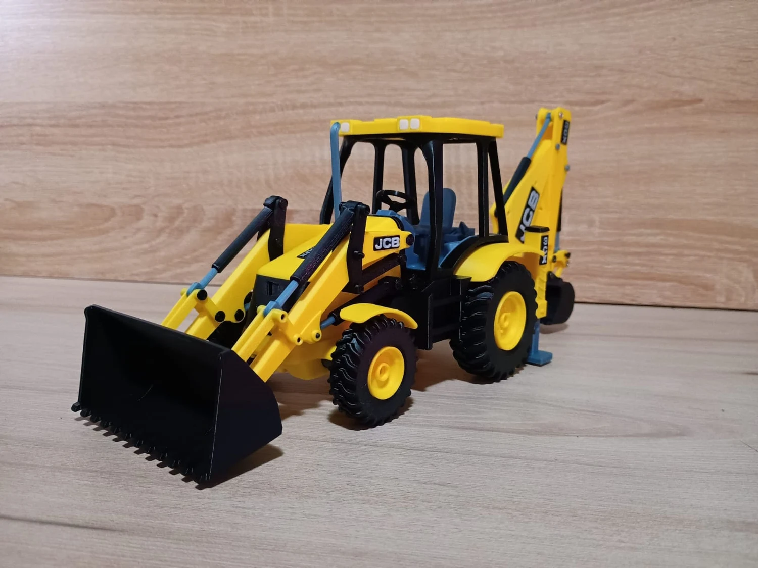 Retroexcavadora amarilla armable impresa en 3D